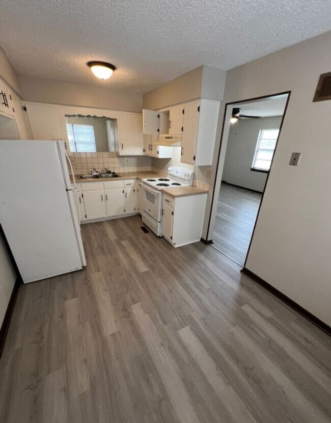 Building Photo - 2 Bedroom Duplex with Bonus Space – Perfec...