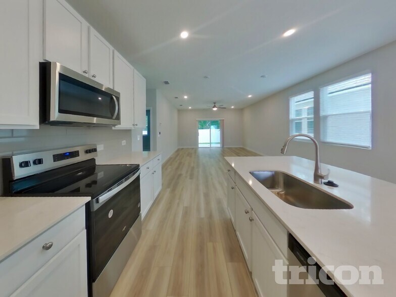 Building Photo - 14897 Praline Ct