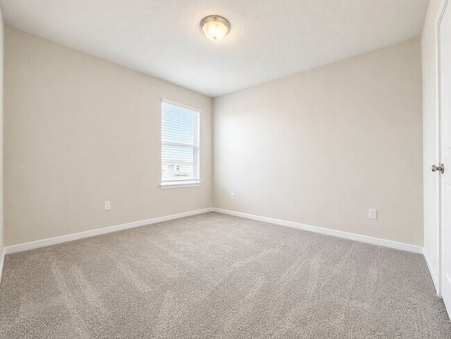 Building Photo - Welcome home to refined family living in this 3Bedrooms / 2.5Baths residence in Tohoqua!