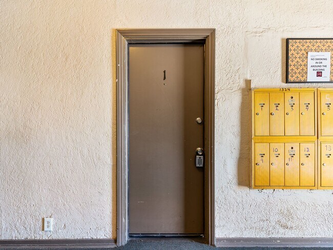 Interior Photo - 1324 Peterson Avenue
