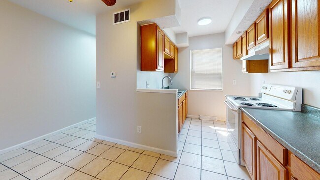 Building Photo - Elyria - updated 3 bed/1 bath townhouse fo...