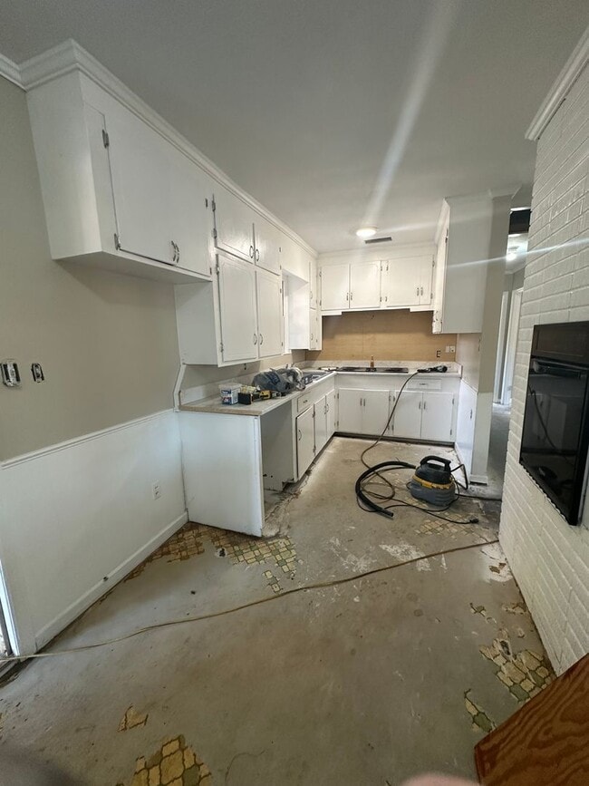 Building Photo - 3 Bed/2 Bath Home- Under Renovations