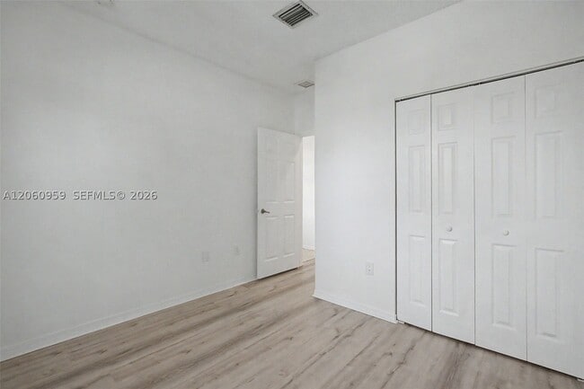 Building Photo - 975 NE 42nd Ave