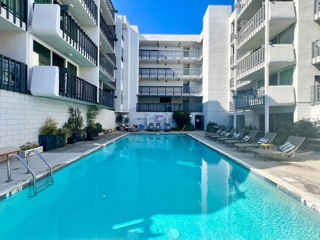 Building Photo - 2 Bed / 2 Bath Condo with Panoramic Ocean ...