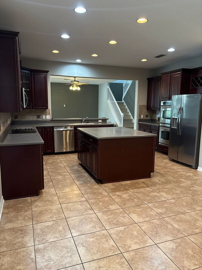 Building Photo - Stunning 6-Bedroom Pool Home in Desirable ...