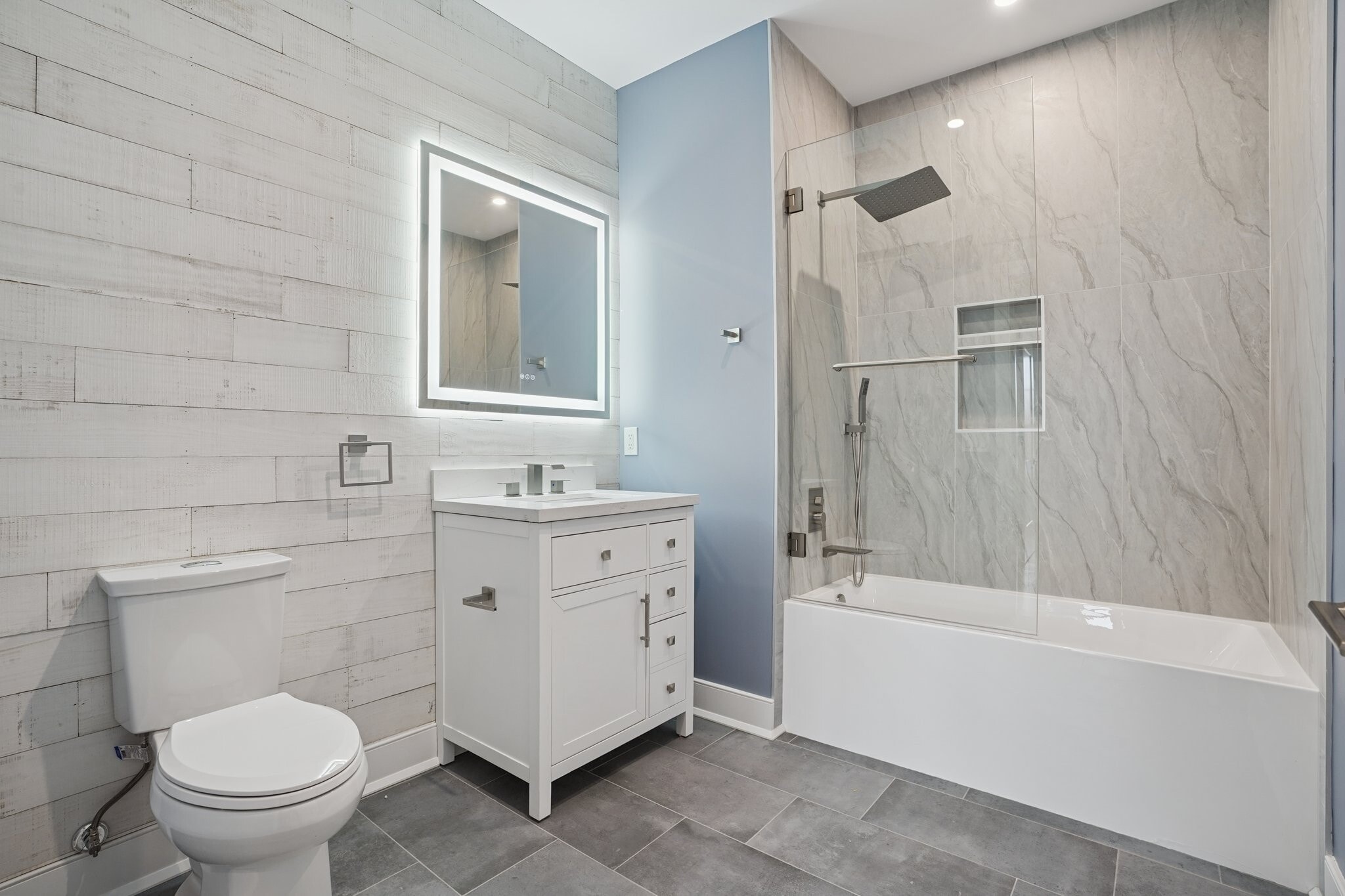 Full Bath - 106 Montgomery St