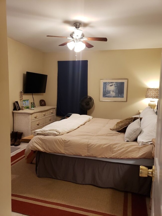 Building Photo - Three Bedroom Ranch in Mount Pleasant
