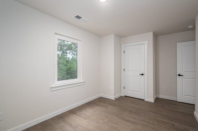 Building Photo - Live Brand-New in Hickory – Modern 3BR Townhome