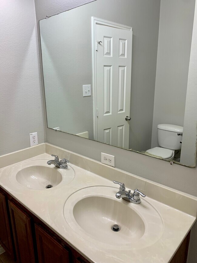 Building Photo - 1415 Millbrook Ln