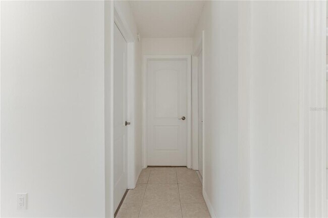 Building Photo - 6520 Meadowbrook Ln