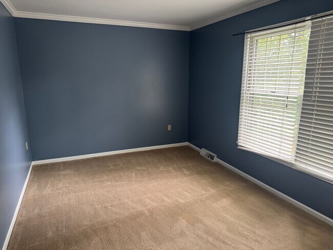 Building Photo - 102 Ravenwood Pl