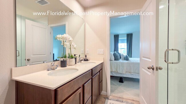 Building Photo - OUTSTANDING TOWNHOME IN LAKEWOOD RANCH! 3 ...
