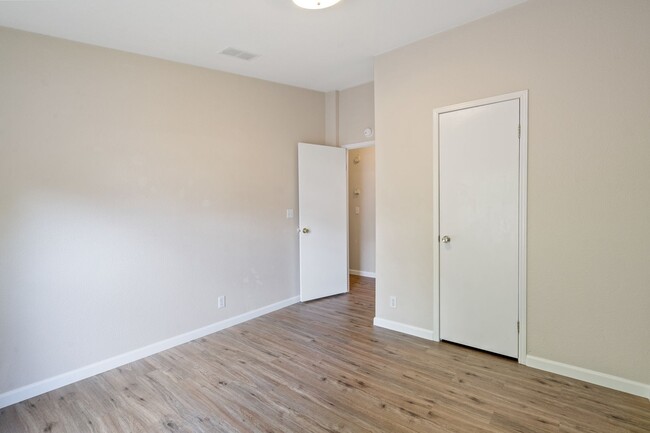 Building Photo - 3BR House Available in Pleasant Valley