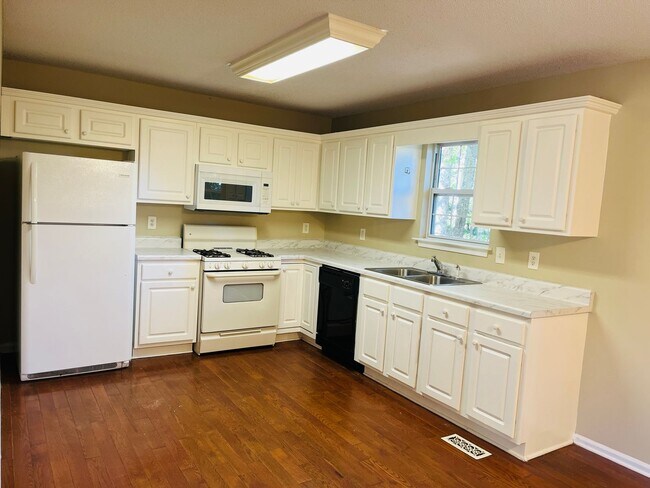 Building Photo - Charming 3 bed, 2 full bath home in Villa Rica!