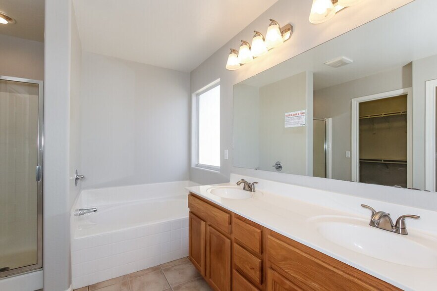 Building Photo - 15189 W Woodlands Ave