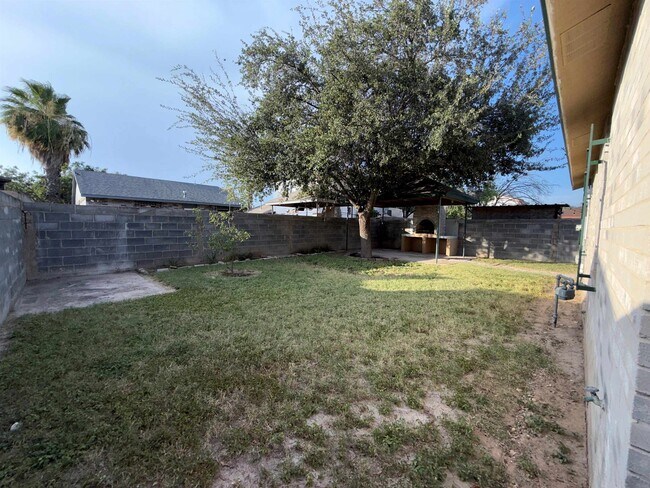 Building Photo - 1514 Drake St