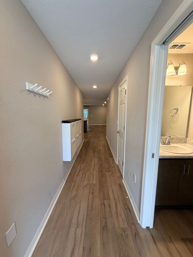 Building Photo - Modern 3BR Townhome in Plant City – Move-In Ready