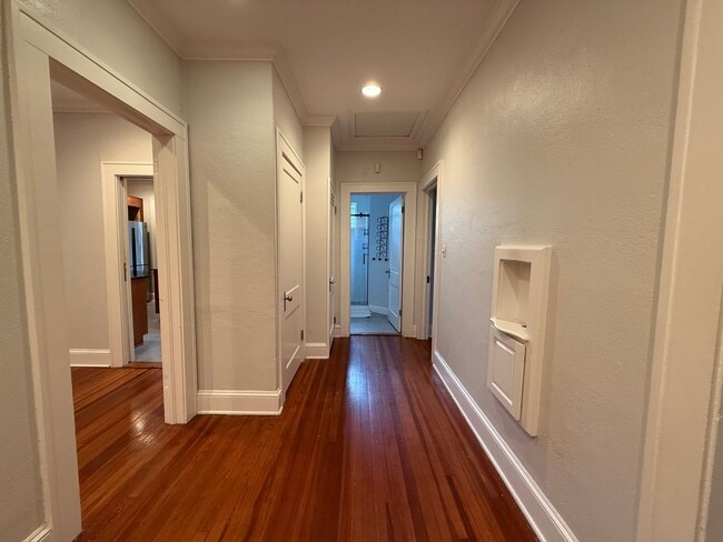 Building Photo - DOWNTOWN house with W/D avail NOW!