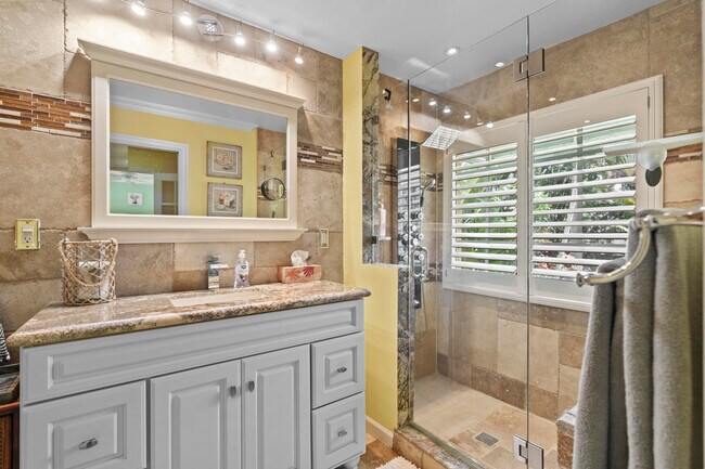 Building Photo - 614 SE 5th Ct