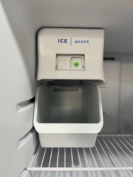 Automatic ice maker - 2741 Jones Ave