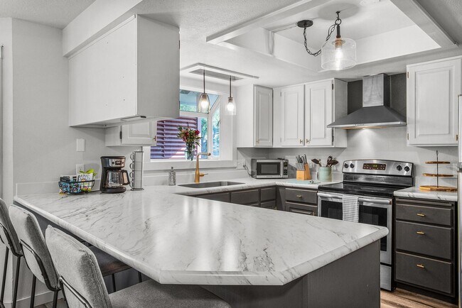 Building Photo - Furnished Short-Term Rental in Eagle – Pool & Prime Location!