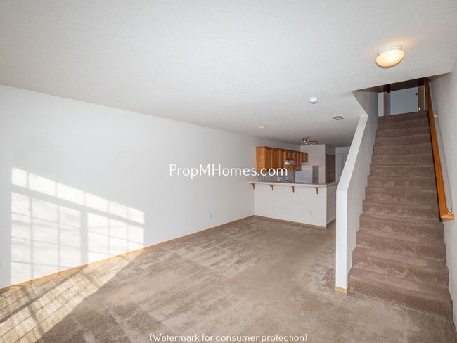 Building Photo - Two Bedroom Townhome In SE Portland w/ Lar...