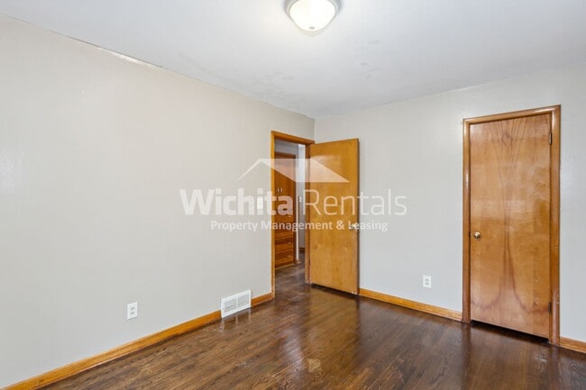 Building Photo - 3 BD/1 BA home near Friends University!