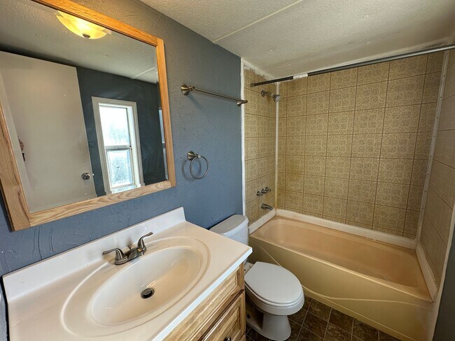 Building Photo - 3 bedroom, 2 bath home in Rexburg