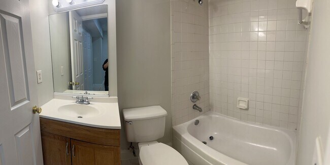 Building Photo - LARGE 3 BED/2.5 BA IN CORAL SPRINGS! Up to 3-Months Off!