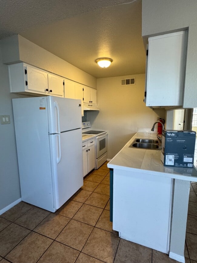 Building Photo - 936 San Pedro Dr SE