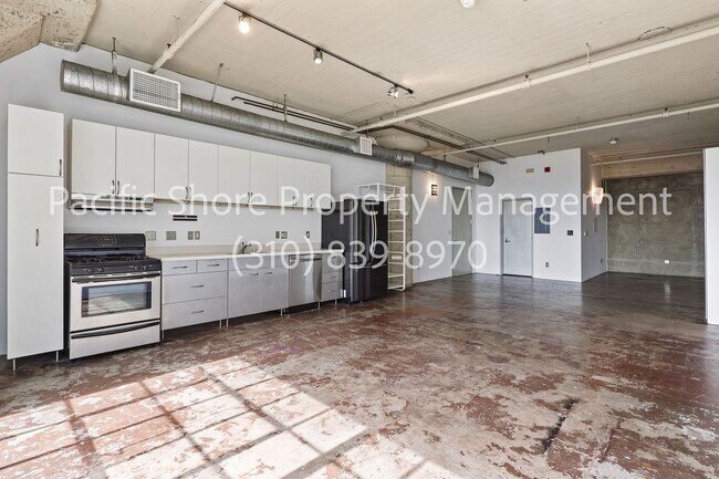 Building Photo - Large Loft with Modern Finishes at Historic Toy Factory Lofts!