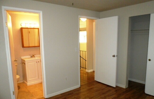 Building Photo - UNIVERSITY PLACE 4 bdrm, 2 bath, $2995 rent