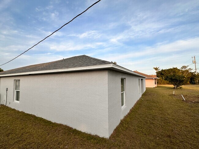 Building Photo - 1820 SE 8th St