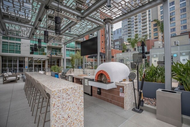 Building Photo - Modern Townhome Living in the Heart of Dow...