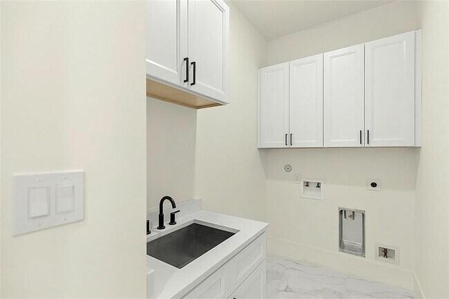 Building Photo - 1038 W 31st St