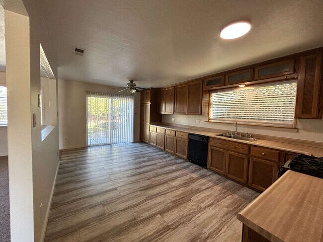 Building Photo - Refreshed 4bed 2bath in Roseville