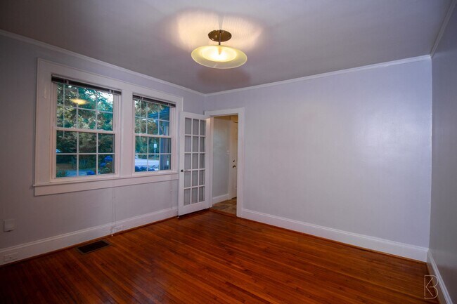 Building Photo - Prime location & Space!