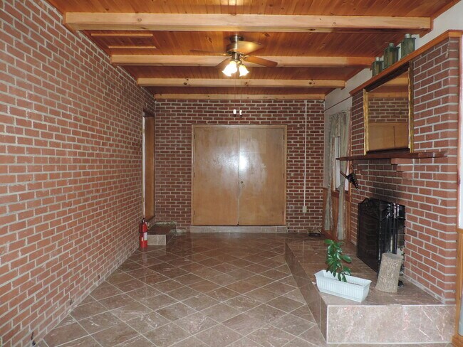Building Photo - 3/1.5 in Vilas; Easy Access and Close to Boone!