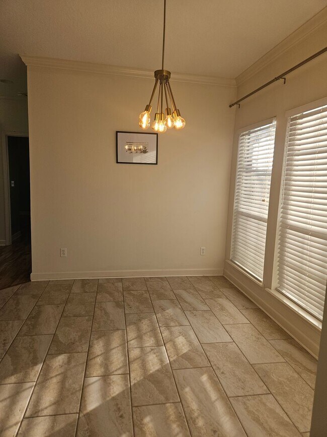 Building Photo - Stunning Executive Custom Built Home with Elite Appliances