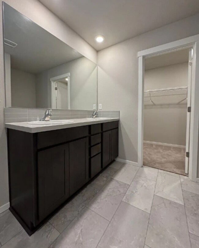 Building Photo - Stylish 4 bed/2.5 bath house