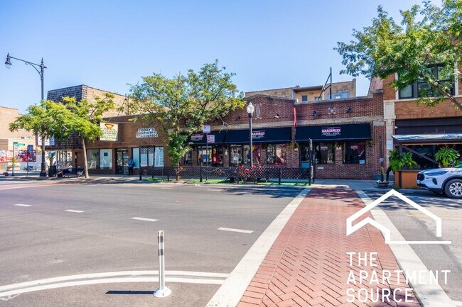 Building Photo - 1555 W Hollywood Ave
