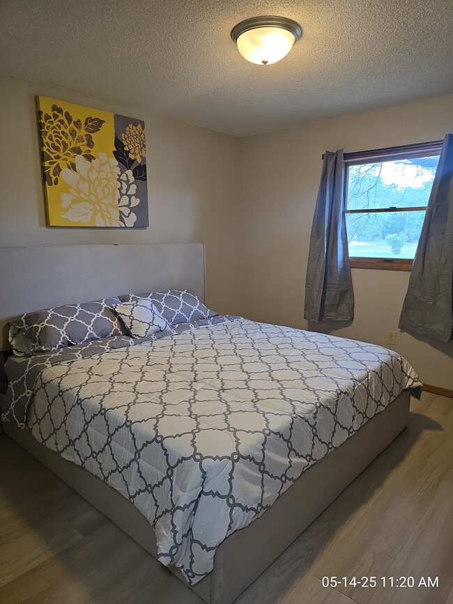 Building Photo - 220 8th St NE