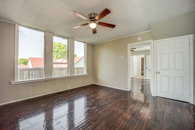 Building Photo - Freshly Updated 3 Bedroom House