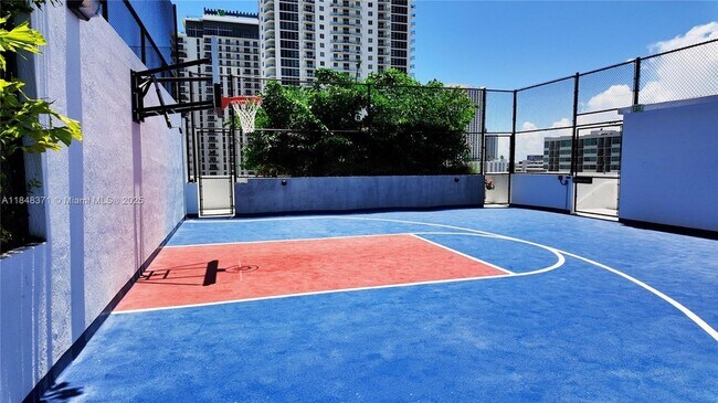 Building Photo - 700 NE 24th St