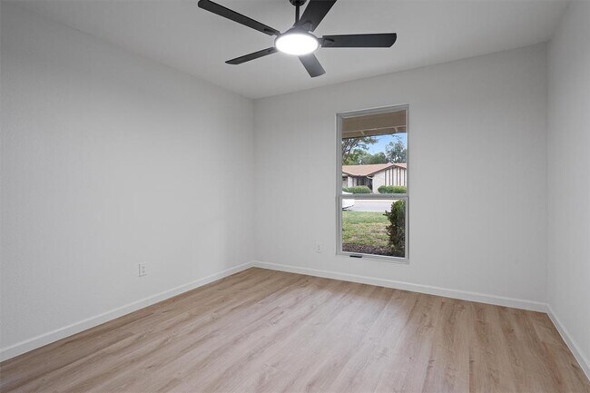 Building Photo - 1700 Deep Wood Dr