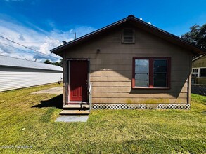 Building Photo - 119 Champagne St