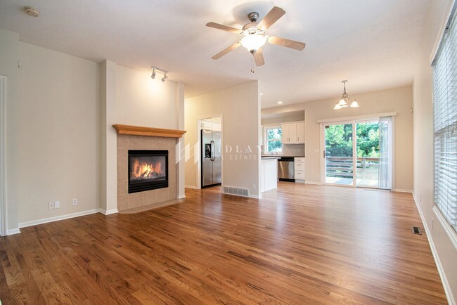 Building Photo - Beautiful Townhome in Shadow View
