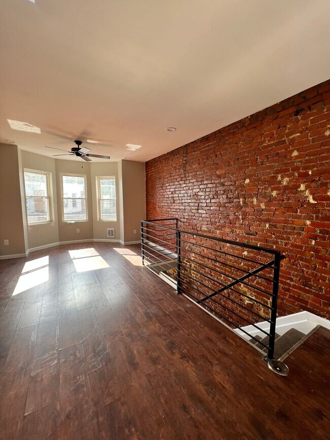 Building Photo - 1867 Clarence St