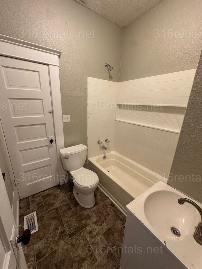 Building Photo - $1049 - 3 bedroom 1 bath - Single Family Home