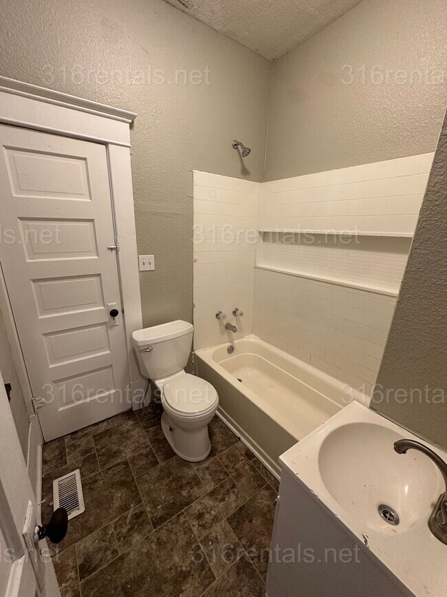 Building Photo - $1200 - 3 bedroom 1 bath - Single Family Home